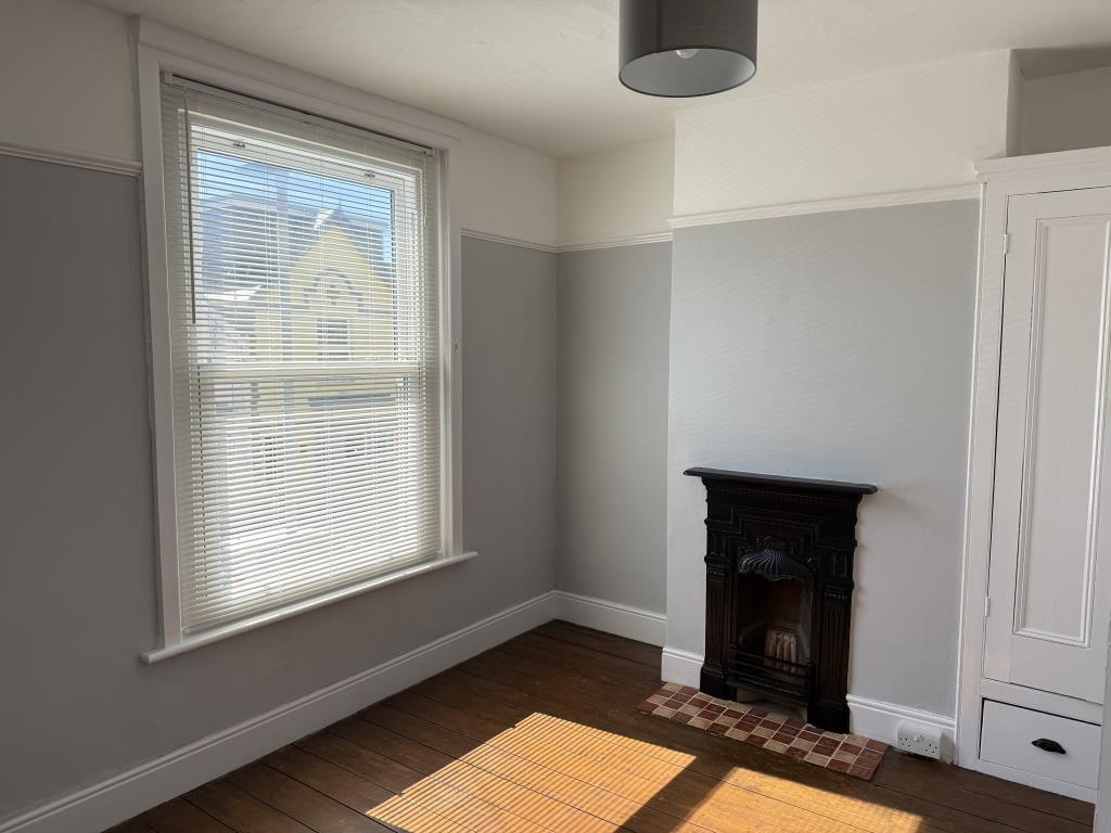 Lot: 123 - TERRACED HOUSE READY FOR OCCUPATION OR INVESTMENT - Bedroom at front of property
